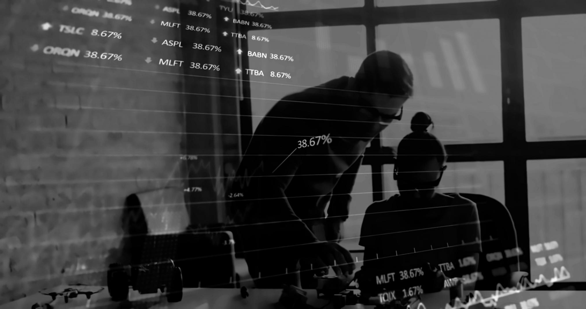 Equipe de estudantes colaborando em projeto de desenvolvimento de jogo social